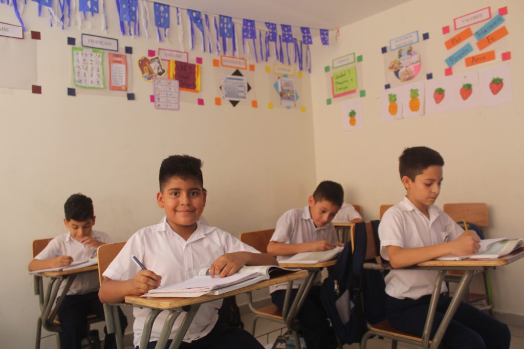 "Alumnos de primaria en clase" " Alumnos de primaria en Escuela Dar Ibrahim"