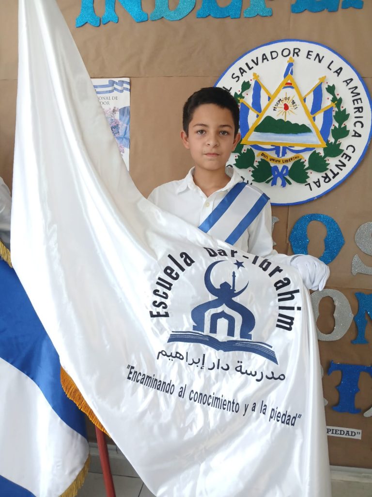 "Alumnos participando en Semana Cívica en Escuela Dar Ibrahim"